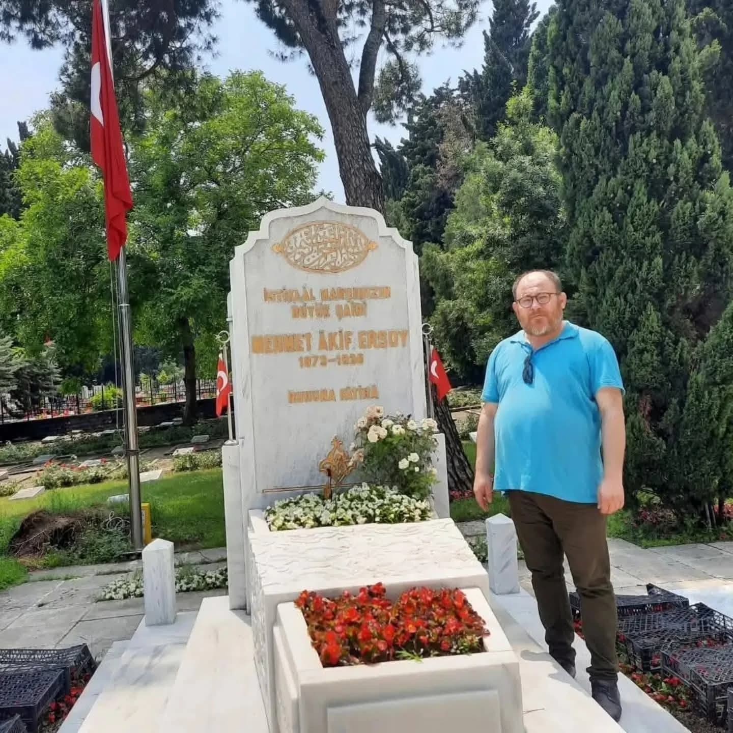 Mehmet Âkif Ersoy'un Kabri Başında